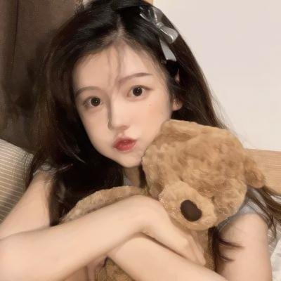她的双眼背后